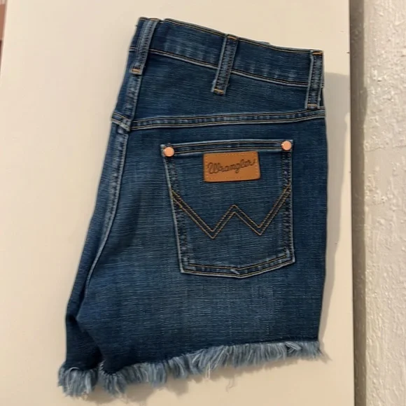Sz 28, wrangler daisy dukes - Picture 3 of 6